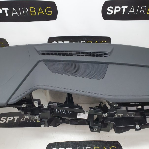 Q8 E-TRON KONSOLE ARMATURENBRETT