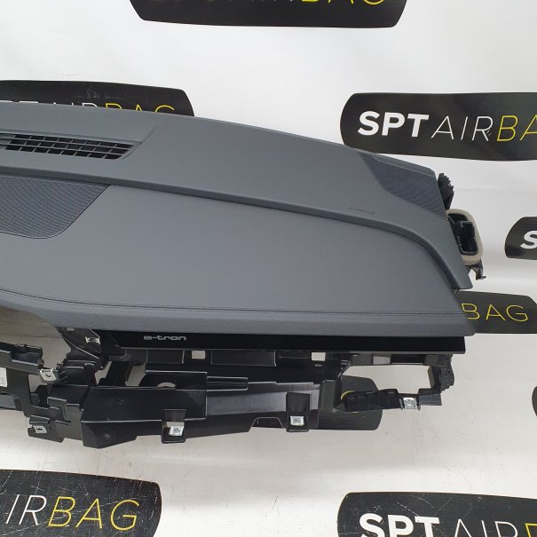 Q8 E-TRON KONSOLE ARMATURENBRETT