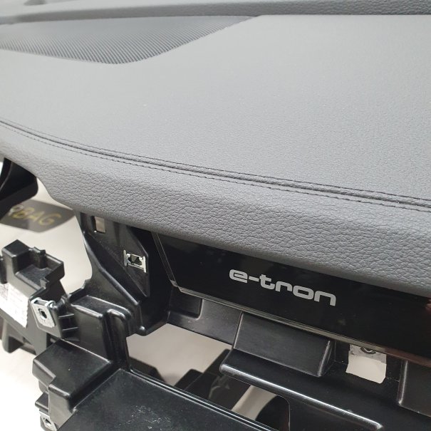 Q8 E-TRON CONSOLE DASHBOARD