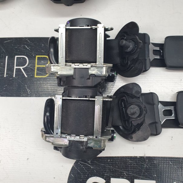 X1 F48 DASHBOARD AIRBAG SET VEILIGHEIDSRIEMEN