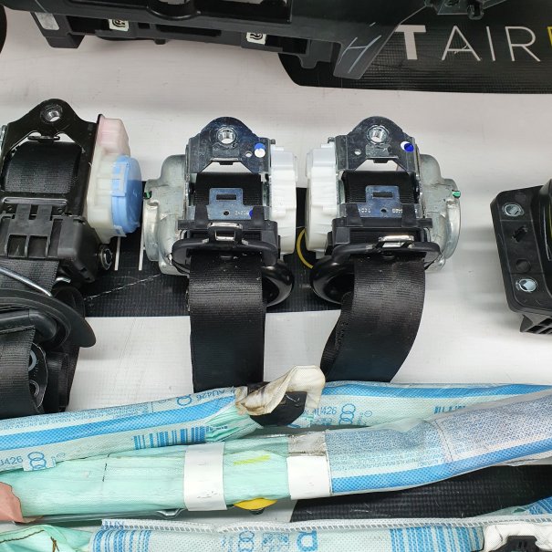 Q5 80A DASHBOARD AIRBAG SET REEKS ZITBANDEN...