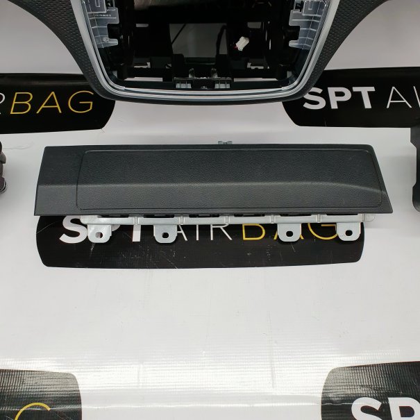 A KLASA W176 AMG LIFT KONSOLA DESKA ROZDZIELCZA...