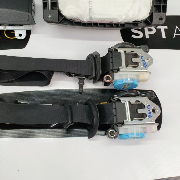 A KLASA W176 AMG LIFT KONSOLA DESKA ROZDZIELCZA...