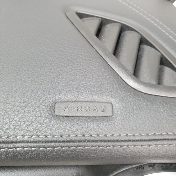 A KLASA W176 LIFT ARMATURENBRETT AIRBAG KIT...