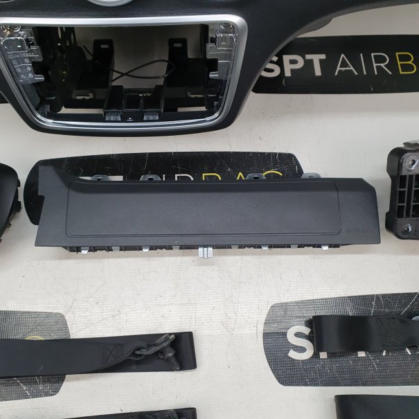 A KLASA W176 LIFT ARMATURENBRETT AIRBAG KIT...
