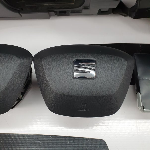 LEON III 3 KONSOLA DESKA ROZDZIELCZA AIRBAG...